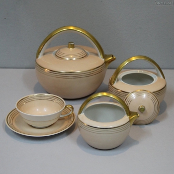 Porcelana decorada en rosa y oro
Está formado por tetera, lechera, azucarero y 10 tazas con sus platos.
La lechera tiene un pelo restaurado.